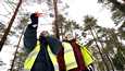 Stora Enson uuden Euran toimipisteen metsäasiantuntijat Petra Matikka ja Hilda Yliluikki aikovat olla aktiivisesti yhteydessä paikallisiin metsänomistajiin. Relaskooppi on puuston pohjapinta-alan arvioimisessa käytettävä apuväline.