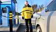 Jukka Roinila ajaa biokaasulla, jonka hintaetu bensiiniin on säilynyt nousevista energiakustannuksista huolimatta. Pirkanmaalle odotetaan uutta hintakilpailua, kun jätehuoltoyhtiö aloittaa tuottamansa biokaasun myynnin yksityisasiakkaille.