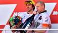 Kuljettaja Remy Gardner sekä tallipäällikkö Aki Ajo juhlivat sunnuntaina ratamoottoripyöräilyn MM-sarjan Moto2-luokan maailmanmestaruutta.