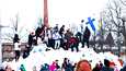 Onnen tunteita koettiin Suomessa helmikuussa, kun Suomi voitti jääkiekon olympiakultaa ja ihmiset kokoontuivat tietenkin Keskustorille juhlimaan.