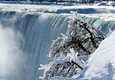 Niagaran putousten jäätyminen osittain on tavallista Kanadassa, vaikka ne ovat vain 120 kilometriä Roomaa pohjoisempana. Kuva on vuodelta 2015.