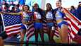 Talitha Diggs (vasemmalla), Abby Steiner, Britton Wilson ja Sydney McLaughlin juhlivat Yhdysvaltojen pitkän viestin MM-kultaa.
