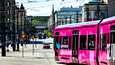 Matkaoikeus sisältyy ottelulippuihin. Niillä voi matkustaa Tampereen seudun busseissa, ratikoissa sekä lähialueen junissa. Ottelulippu käy bussien ja ratikoiden lisäksi myös lähialueen junissa. Matkaoikeus on voimassa lipussa näkyvänä tapahtumapäivänä kaikilla vyöhykkeillä. Kuvassa ratikka kulkee Hämeenkatua pitkin 5. elokuuta 2021. 