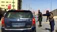 Talebanin taistelijat pysäyttivät auton Kabulissa tarkastusta varten elokuussa.