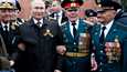 Vladimir Putin tapasi viime vuonna 9. toukokuuta voitonpäivän paraatin jälkeen Moskovassa veteraaneja.