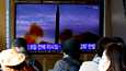 Etelä-Korean Soulissa rautatieasemalla ihmiset katsovat uutislähetystä, jossa kerrottiin Pohjois-Korean laukaisseen todennäköisesti mannertenvälisen ballistisen ohjuksen.