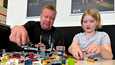 Jarkko Welling ja hänen tyttärensä Elli rakentavat yhdessä Legoja viikoittain.