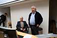92-vuotias Ensio Näriäinen (vasemmalla) ja talvet Espanjassa viettävä, 75-vuotias Jorma Rikala kertovat luennolla, mitä apua tietotekniikasta on ollut heille.