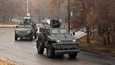Armeijakäyttöiset ajoneuvot partioivat Kazakstanin suurimman kaupungin Almatyn kaduilla 7. tammikuuta.