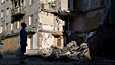 Mies katsoo osittain tuhottua asuinrakennusta Harkovassa Ukrainassa 27. heinäkuuta. 