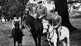 Prinsessa-aikoinaan kuningatar Elisabet (oik.) vietti 12-vuotis­syntymä­päiväänsä 1938 ratsastus­retkellä Windsorin puistossa isänsä, kuningas Yrjö VI:n (1895–1952) sekä pikku­sisarensa prinsessa Margaretin (1930–2002) kanssa. Ratsastus oli kuningattaren lempi­harrastuksia.
