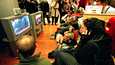 Ihmiset kerääntyivät televisioiden ääreen seuraamaan uutisia Helsingin Stockmannilla WTC-iskujen jälkeen 11. syyskuuta 2001. Myös Aamulehdelle muistonsa jakaneet lukijat muistavat kerääntyneensä televisioiden ääreen seuraamaan uutislähetyksiä.
