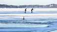 Pelastuslaitos kehotti maanantaina ihmisiä välttämään Näsijärven jäälle menemistä sii­hen muodostuneen railon vuoksi.