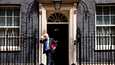 Hallituskriisin keskellä oleva Britannian pääministeri Boris Johnson kuvatiin pääministerin virka-asunnon edessä Lontoon Downing Streetillä keskiviikkona 6. heinäkuuta. 