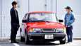 Yūsuke Kafuku (Hidetoshi Nishijima) ja Misaki Watarin (Tôko Miura) lähtevät ajamaan Saabilla elokuvassa Drive My Car.