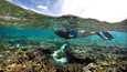 Meriveden lämpenemisestä johtuva korallien vaaleneminen tuhoaa Suurta valliriuttaa Austraaliassa. Turisti snorklasi laguunissa Lady Elliotin saarella 80 kilometrin päässä Australian rannikosta vuonna 2015.