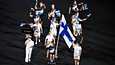 Suomen joukkue saapumassa paralympialaisten avajaisissa Tokion olympiastadionille.