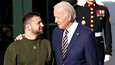 Yhdysvaltojen presidentti Joe Biden tapasi Ukrainan presidentin Volodymyr Zelenskyin keskiviikkona Valkoisessa talossa Yhdysvalloissa. Matka oli Zelenskyille ensimmäinen ulkomaille sen jälkeen, kun Venäjä aloitti hyökkäyssodan Ukrainassa.