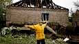 Nainen kertoi toimittajille, miten alueen taloja on tuhoutunut Venäjän ilmaiskuissa Kramatorskin kaupungissa Donetskin alueella Ukrainassa. Venäjän miehityksestä vapautuneilla alueilla valokuvattiin 4. lokakuuta. 