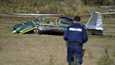 Poliisi tutki lento-onnettomuutta Hyvinkään lentoasemalla 27. syyskuuta 2021. Lentäjä kuoli ja matkustaja loukkaantui pienkoneen laskun epäonnistuttua.