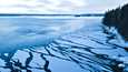 Pakkaset eivät ole saaneet Näsijärveä jäähän, vaikka jäätä on rannoilla ja lahdenpohjukoissa. Torstaina 15.12. Kaupinojan rannalla jää muodosti kuvioita.