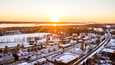 Tältä näytti vuoden 2021 lyhimmän päivän auringonlasku Tampereella ennen kuin Auringon yläreuna painui horisontin taakse kello 15.03. Kuva on otettu Epilänharjulta koh­ti Pyhäjärveä, kuvassa näkyy Epilää ja Kaarilaa.