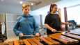 Oppilas Niko Ketola ja opettaja Leena Nousiainen soittavat Valkeakosken Musiikkiopistossa marimbaa vuonna 2019.
