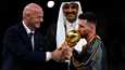 Leo Messi vastaanotti MM-pokaalin Fifan puheenjohtajalta Gianni Infantinolta, joka herätti kisojen aikana huomiota lausunnoillaan. Taustalla Qatarin emiiri Tamim bin Hamad Al Thani.