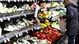 Suomalaisten ruokaostoskäyttäytymisessä on tapahtunut viime kuukausina merkittäviä muutoksia, kun ruoan hinta on noussut.  Vihannesten ja hedelmien myynti on laskenut merkittävästi sekä K- että S-ryhmän kaupoissa. 