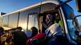 Ukrainasta pakenevat kokoontuivat bussiin maanantaina Ukrainan ja Puolan rajalla.