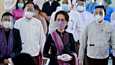 Aung San Suu Kyi kuvattiin Myanmarin pääkaupungissa Naypyidawissa tammikuussa 2021, kun hän vieraili katsomassa terveydenhuollon työntekijöiden koronarokotuksia.