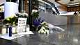 Iso Omena -kauppakeskuksessa Espoossa kuolleen naisen muistoksi oli tuotu kynttilöitä ja kukkia 10. tammikuuta. 