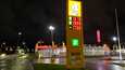 Lahdesjärven ABC:llä 95E10-oktaaninen bensiini maksoi keskiviikkona 10. marraskuuta 1,919 euroa litralta. 98E-oktaanisen hinta oli 1,999 euroa. Muualla Pirkanmaalla 98E5:n hinta meni jopa yli 2 euron.