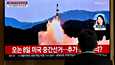 Mies katsoi Etelä-Korean pääkaupungissa Soulissa keskiviikkona 2. marraskuuta televisiosta uutislähetystä, jossa kerrottiin Pojois-Korean laukaisseen etelänaapuriinsa useita ohjuksia