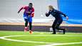 FC Barcelonan ja Ranskan maajoukkueen huippupelaaja Ousmane Dembélé teki testejä fysioterapeutti Joni-Petteri Malkan avustamana jalkapallohallissa Turussa.