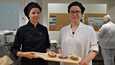 Kuvassa Tredun tuntiopettaja Elisa Kaunismäki sekä pullia suunnittelemassa ollut opiskelija Hanna Laihanen esittelevät vaihtoehtoja Moro-pulliksi opiston leipomossa. 
