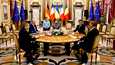 Ukrainan presidentin Volodymyr Zelenskyin (keskellä) kanssa pyöreän pöydän ääreen istuivat Kiovan Mariinski-palatsissa torstaina Italian pääministeri Mario Draghi (vasemmalla), Saksan liittokansleri Olaf Scholz, Ranskan presidentti Emmanuel Macron ja Romanian presidentin Klaus Johannis. 