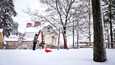 Luminen torstaipäivä Tampereella Pispalan Pyykkipuistossa, missä Santtu Markko ja 1-vuotias Nadja Markko olivat keinumassa ja nauttimassa lumesta. Heidän puolestaan lunta voisi tulla lisääkin.