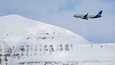Tässä kuvassa SAS:n lentokone on laskeutumassa Longyearbyenin lentokentälle Norjan Svalbardissa 6. toukokuuta 2022. SAS:in lentäjälakko uhkaa yhä lauantaina katkaista yli 200 lentoa.