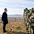 Tasavallan presidentti Alexander Stubb tarkastaa valtiovierailullaan Göteborgin satamaa puolustavaa Älvsborgin rannikkorykmenttiä valtiovierailullaan Ruotsissa 24. huhtikuuta. 
