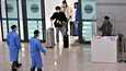 Kiinasta tulleita matkustajia ja terveysviranomaisia Incheonin kansainvälisellä lentokentällä Etelä-Koreassa 3. tammikuuta.