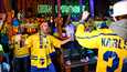Ruotsalaisfanit pitävät ääntä ja juhlivat MM-huumaa pelipäivinä Heidi’s Bier Barissa.