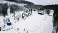 Kangasalan Sorolan montussa on tänä vuonna ensi kertaa säilölumesta tehty ensilumenlatu. 27. joulukuuta 2020 otetussa kuvassa Sorolan montussa hiihdettiin lyhyellä tykkilumiladulla.
