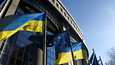 Euroopan unionin lippujen rinnalla liehui Ukrainan lippuja Brysselissä maanantaina 28. helmikuuta.