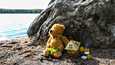 Maanantaina 24. toukokuuta Särkijärven rannalle oli tuotu kynttilöitä ja nalle. Pieni lapsi löytyi lauantaina järvestä kuolleena. Poliisi tutkii tapausta murhana, mikä on herättänyt huolen perheiden avunsaannista.