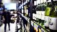 Alkoholin kokonaiskulutus väheni viime vuonna kolme prosenttia vuodesta 2020. Uuden vuoden juomien ostoa Alkossa Ruoholahden myymälässä Helsingissä 30. joulukuuta 2020.