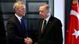 Naton pääsihteeri Jens Stoltenberg ja Turkin presidentti Recep Tayyip Erdoğan kuvattiin kättelemässä Turkin Antalyan kaupungissa maaliskuuta. Kaksikon on määrä tavata Turkissa myös tällä viikolla. 