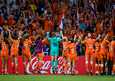 Alankomaalaiset jalkapallon ystävät ovat tukeneet omiaan niin kotona kuin stadioneillakin. Ranskassa oranssi fanimeri on koostunut parhaimmillaan 15 000 kannattajasta.