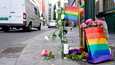 Kukkia ja sateenkarilippu oli tuotu kadunkulmaan Oslon ammuskelun uhrien muistoksi lauantaina 25. kesäkuuta. Ammuskelu tapahtui lauantain vastaisena yönä suositun homobaarin ulkopuolella.