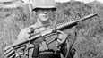 Amerikkalaissotilas Vietnamissa lokakuussa 1967. Hänen kädessään on AR-15-rynnäkkökivääri. Lastentautien korjaamisen jälkeen kiväärityypistä kehittyi aseharrastajien parissa ikoninen asemalli.